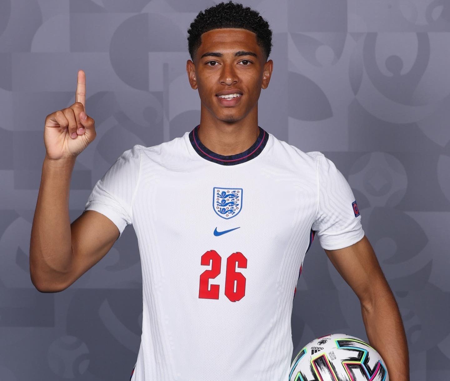 每体：莱万希望留在巴萨，并重新获得因费兰崛起而失去的主力位置（每体：莱万愿留巴萨，力争夺回被费兰崛起抢走的主力位置）