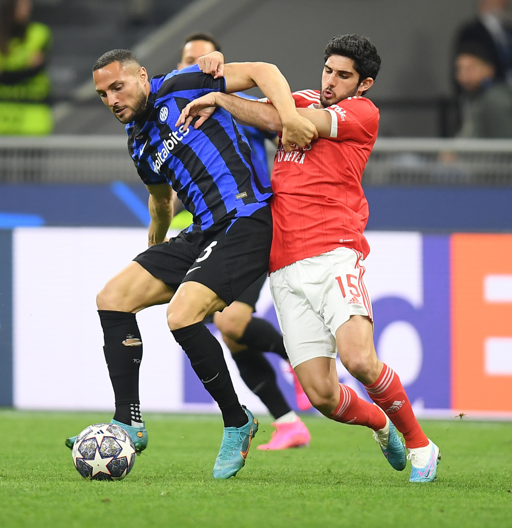 图片报：西蒙斯因抱怨颈痛缺席昨日合练，很可能缺战今日比赛