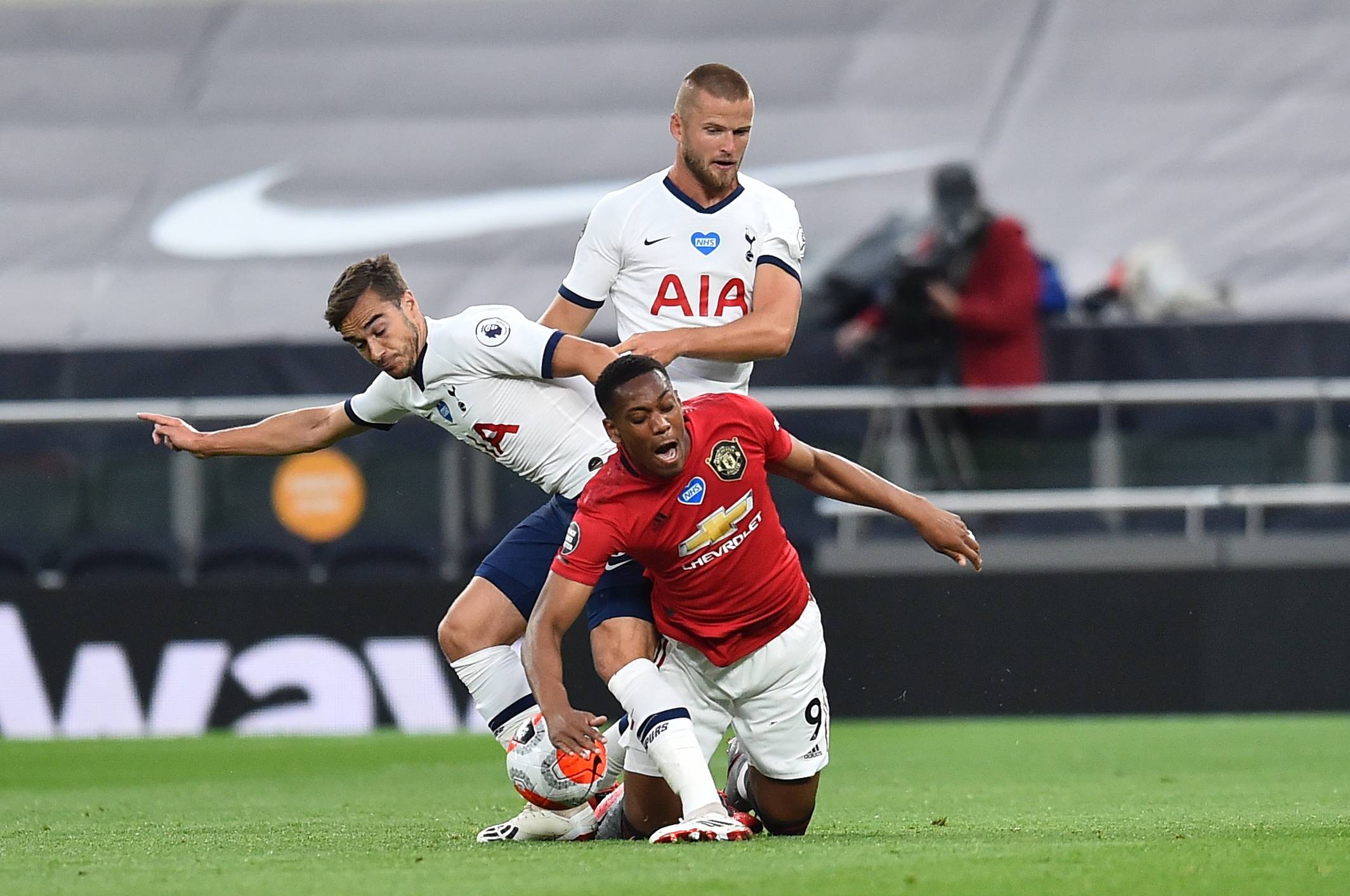 官方：诺丁汉森林第25、26轮比赛改期，对手利兹联与狼队（官方消息：诺丁汉森林25、26轮赛程调整，将对阵利兹联与狼队）