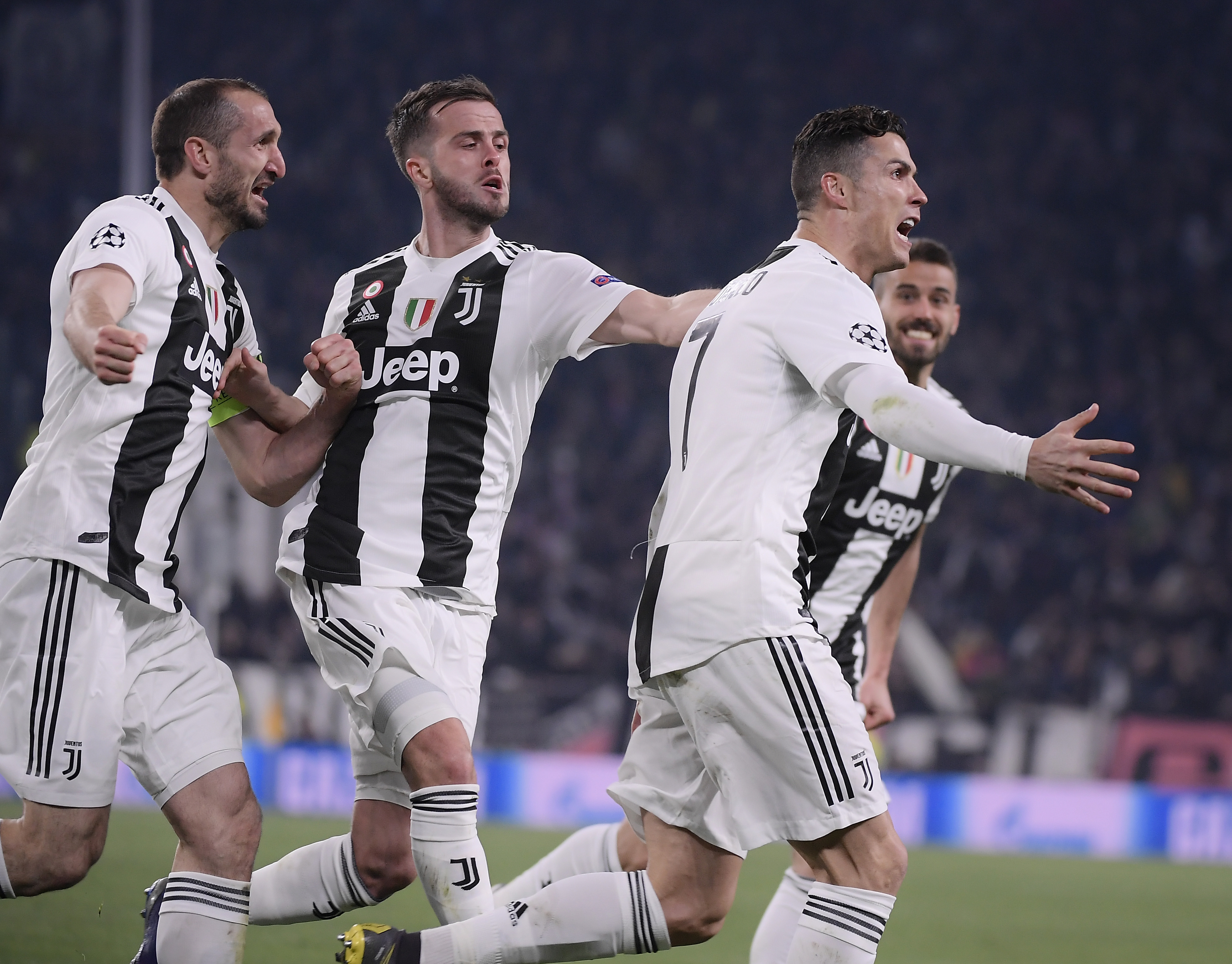 足球中超主帅否认下课传闻：全力以赴（中超主帅辟谣下课传闻：将尽全力带队）